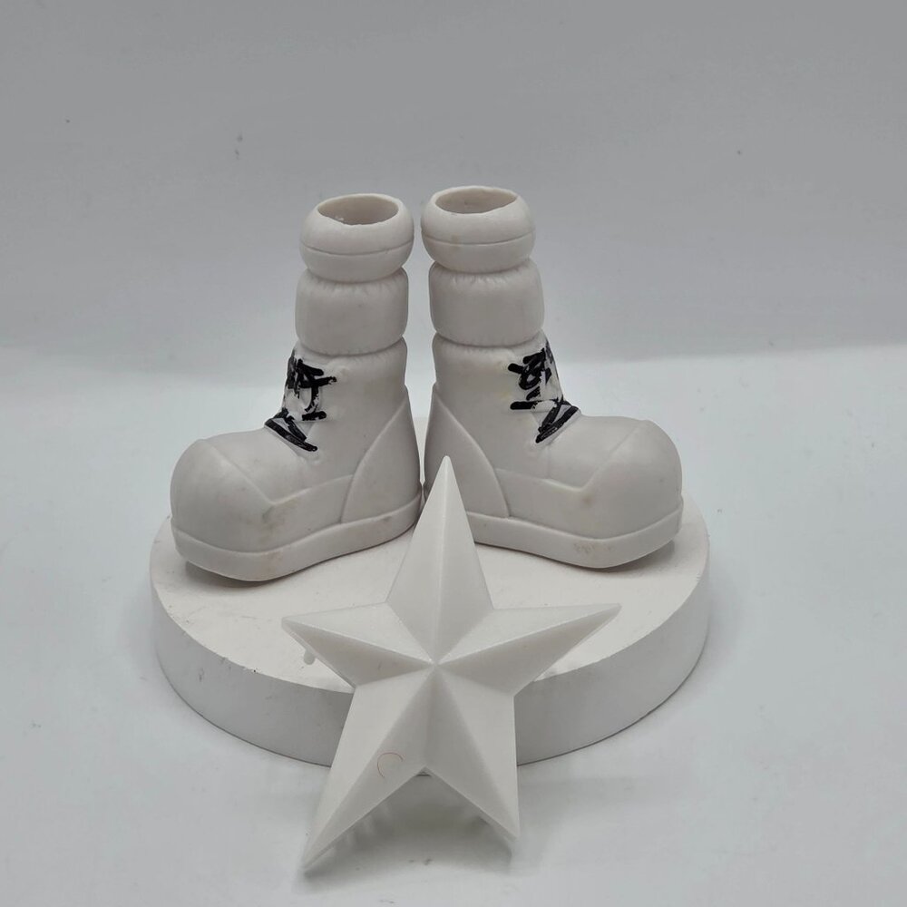 Bratz Snowkissed Jade Doll Replacement Boots & Brush